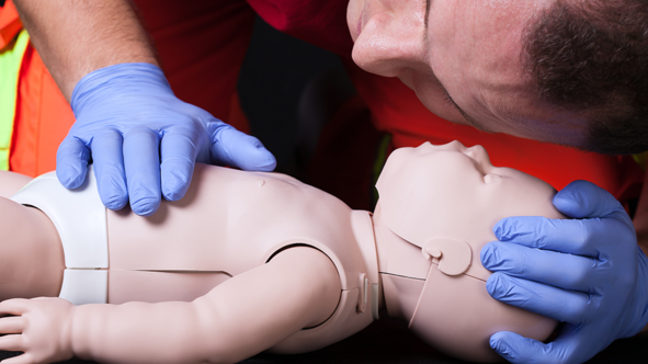 Les gestes de premiers secours chez les nourrissons et petits enfants