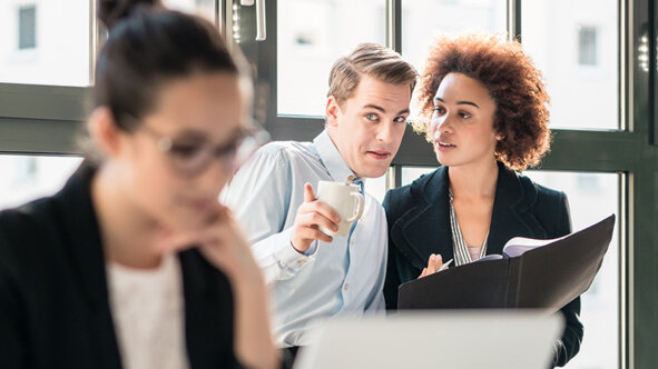 Des ragots au travail ? Comment réagir de manière positive !
