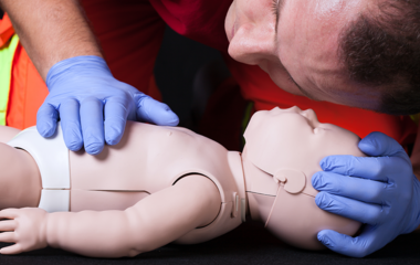 Les gestes de premiers secours chez les nourrissons et petits enfants